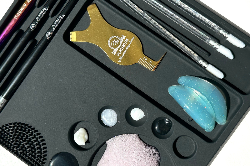 Paleta de silicona para mezclar composiciones y tintes, con espacio para pinceles y herramientas.